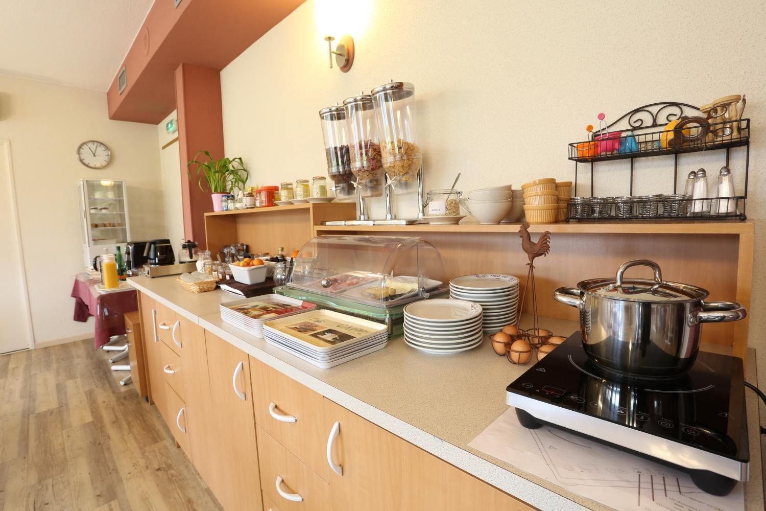 lunch and dinner served, french cuisine