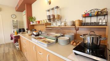 الإفطار بتكلفة قدرها (11.50 EUR للشخص)