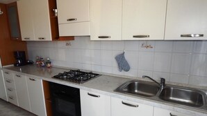 Apartamento, 2 quartos (Gomez 2) | Cozinha privada | Geladeira grande, cooktop, talheres/pratos/utensílios de cozinha