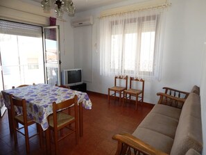 Apartamento, 2 habitaciones (Gomez 1) | Zona de estar | Una televisión