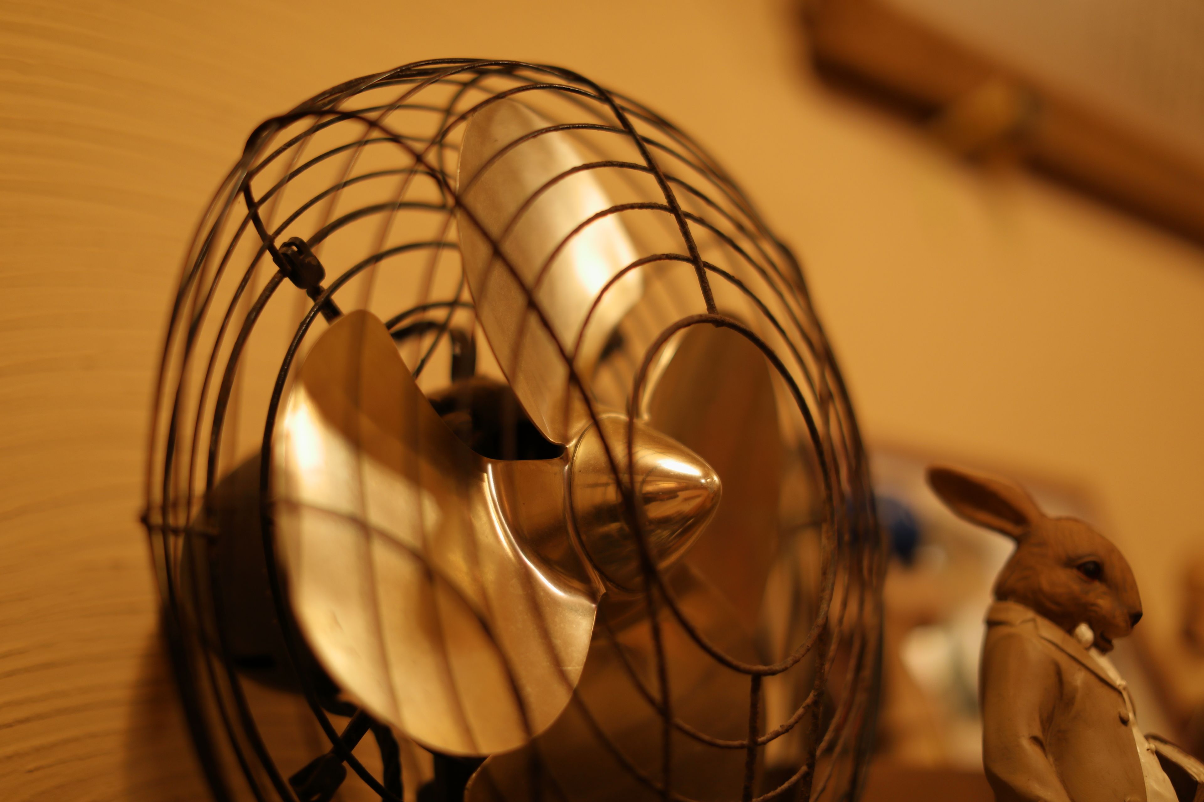 Un ventilateur en métal, de forme circulaire, orné d’une figurine de lapin.