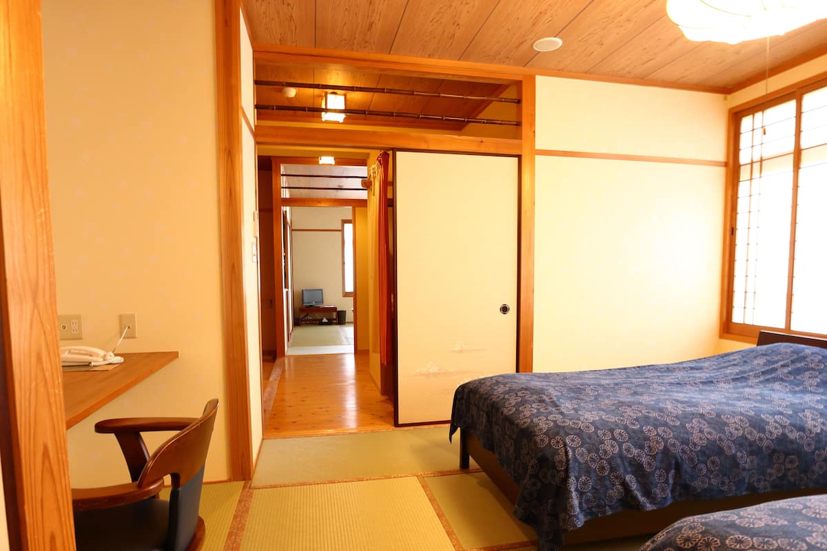 Familiekamer, 5 slaapkamers (Room selected at check-in) | Een kluis op de kamer, individueel gedecoreerd, gratis wifi, beddengoed