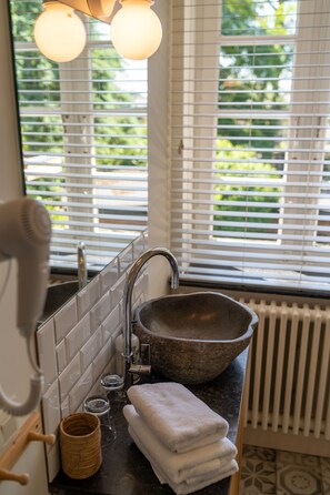 Habitación estándar con 1 cama doble o 2 individuales (4) | Baño | Ducha, artículos de higiene personal gratuitos y secador de pelo