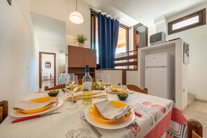 Apartment, 3 Bedrooms (QUADRI LUNGOMARE 1) | Private kitchen - AffittaSardegna Quadri Lungomare (Golfo Aranci)