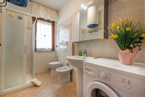 Apartamento, 2 habitaciones (Gemelli 4) | Baño | Ducha y bidé