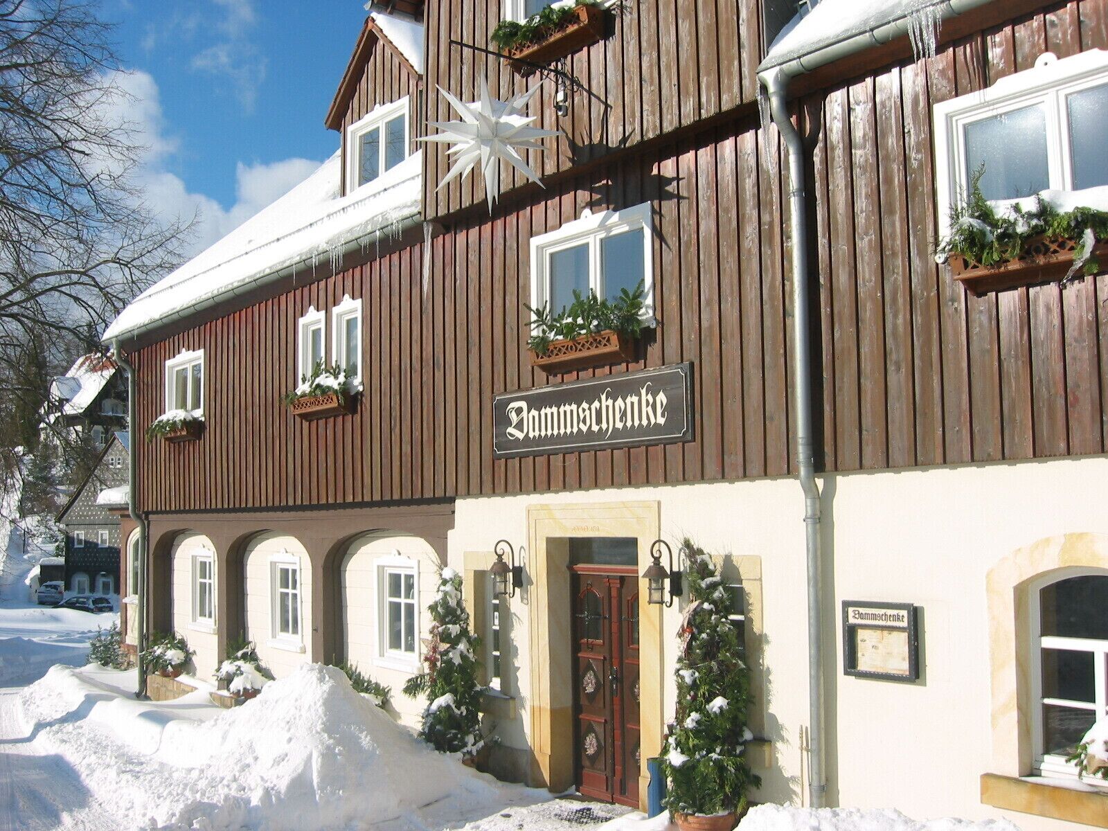 En traditionel træbygning med et skilt, der siger "Domschänke".