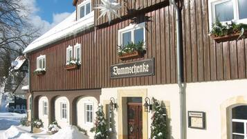 En traditionel træbygning med et skilt, der siger "Domschänke".