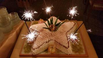 Ein sternförmiger Kuchen mit Funken auf einem Tisch.