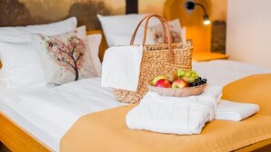 A bed with a basket of fruit and a white towel on it. - Haus Wiesengrund (Hallenberg)