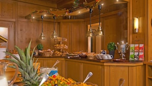A buffet with various food items and a coffee station. - Haus Wiesengrund (Hallenberg)