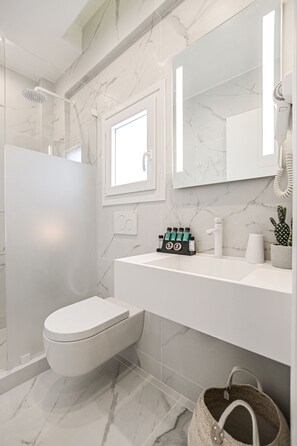 Suite | Bathroom | Shower, designer toiletries, hair dryer, slippers - Naxos Evilion (Naxos)