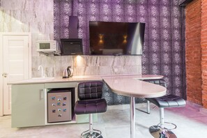 Signature Studio Suite, 1 Queen Bed with Sofa bed, Sauna | Private kitchenette | Fridge, microwave, coffee/tea maker, electric kettle - Samsonov hotel on Nevsky 23 (St. Petersburg)