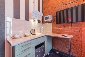 Comfort Double Room, 1 Queen Bed, Hot Tub | Private kitchenette | Fridge, microwave, coffee/tea maker, electric kettle - Samsonov hotel on Nevsky 23 (St. Petersburg)