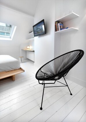 Escritorio, sistema de insonorización, wifi gratis y ropa de cama