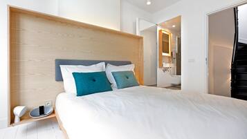 Desk, soundproofing, free WiFi, bed sheets