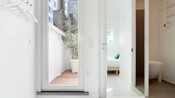 Tweepersoonskamer (IV) | Een bureau, geluiddichte muren, gratis wifi, beddengoed