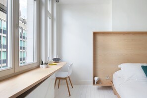 Escritorio, sistema de insonorización, wifi gratis y ropa de cama 