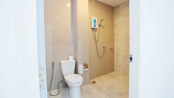 Shower, perlengkapan mandi gratis, handuk, dan sabun