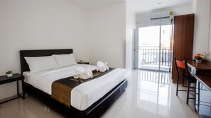 Desk, free WiFi, bed sheets - B2 Korat Boutique & Budget Hotel (Nakhon Ratchasima)