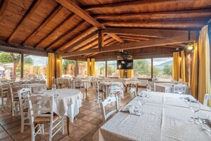 Terrace/patio - Montiruju Hotel (Santa Maria Coghinas)