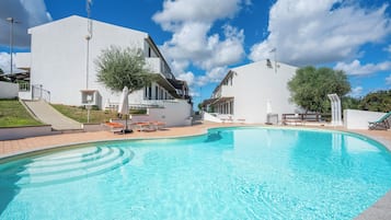 Premium bedding, in-room safe, desk, blackout drapes