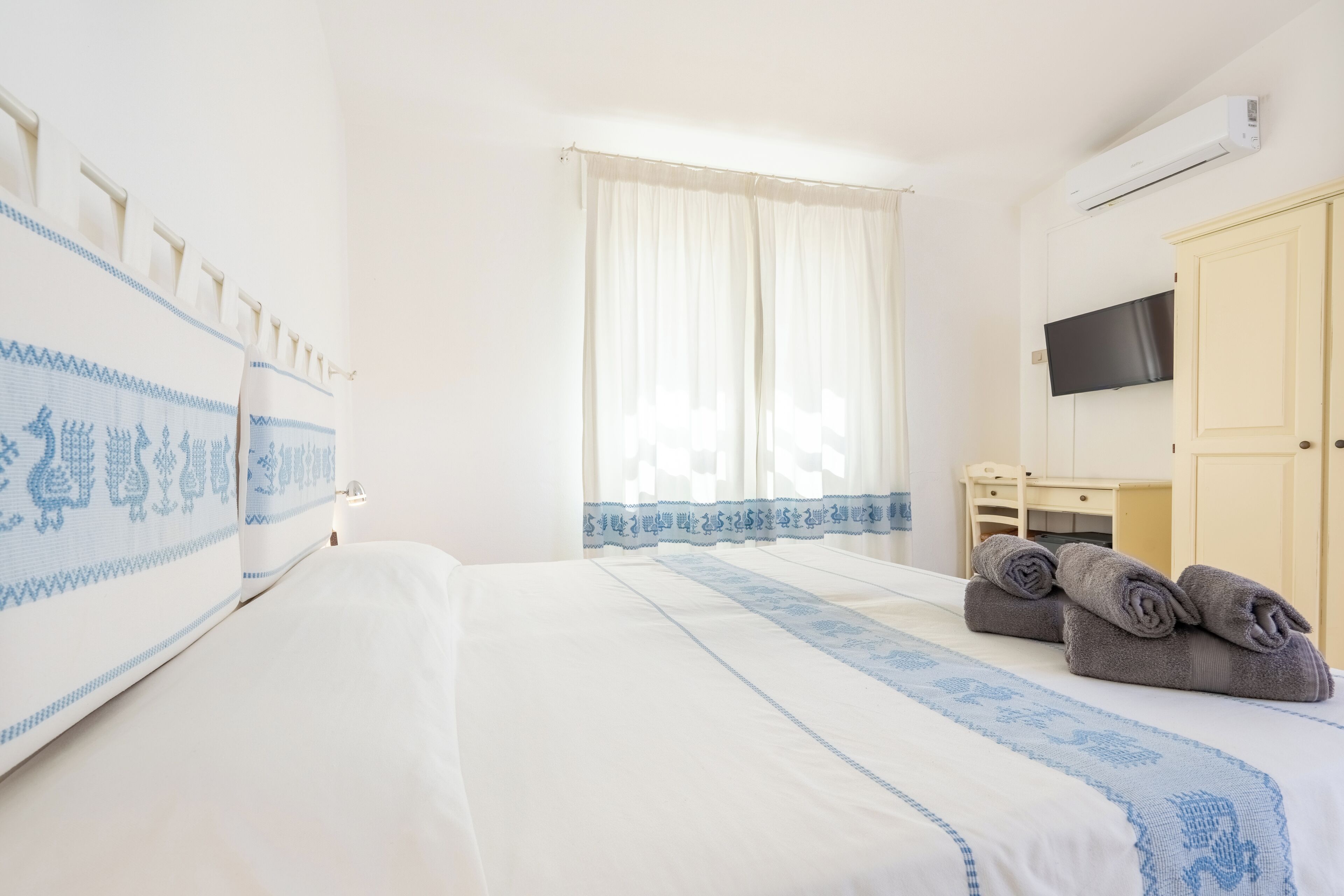 Hochwertige Bettwaren, Zimmersafe, Schreibtisch, Verdunkelungsvorhänge