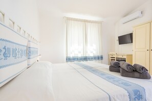 Hochwertige Bettwaren, Zimmersafe, Schreibtisch, Verdunkelungsvorhänge