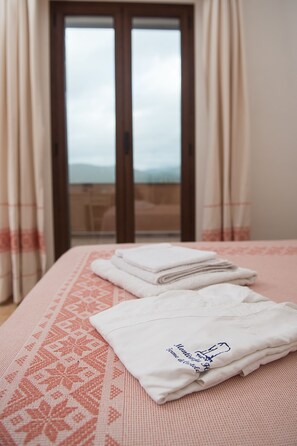 Literie de qualité, coffre-fort, bureau, rideaux d’obscurcissement