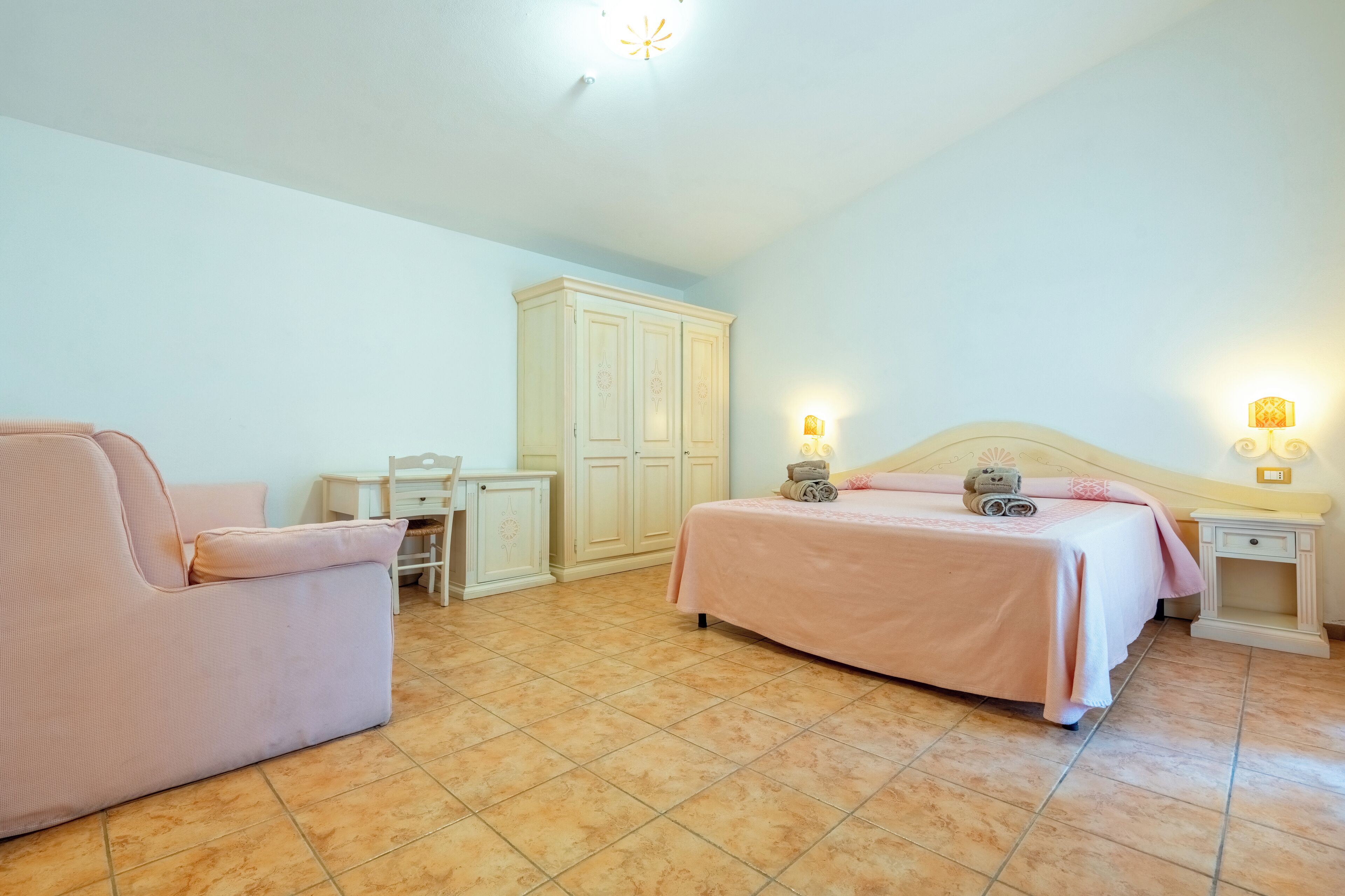 Bộ đồ giường cao cấp, két bảo mật tại phòng, bàn, màn/r èm cản sáng 