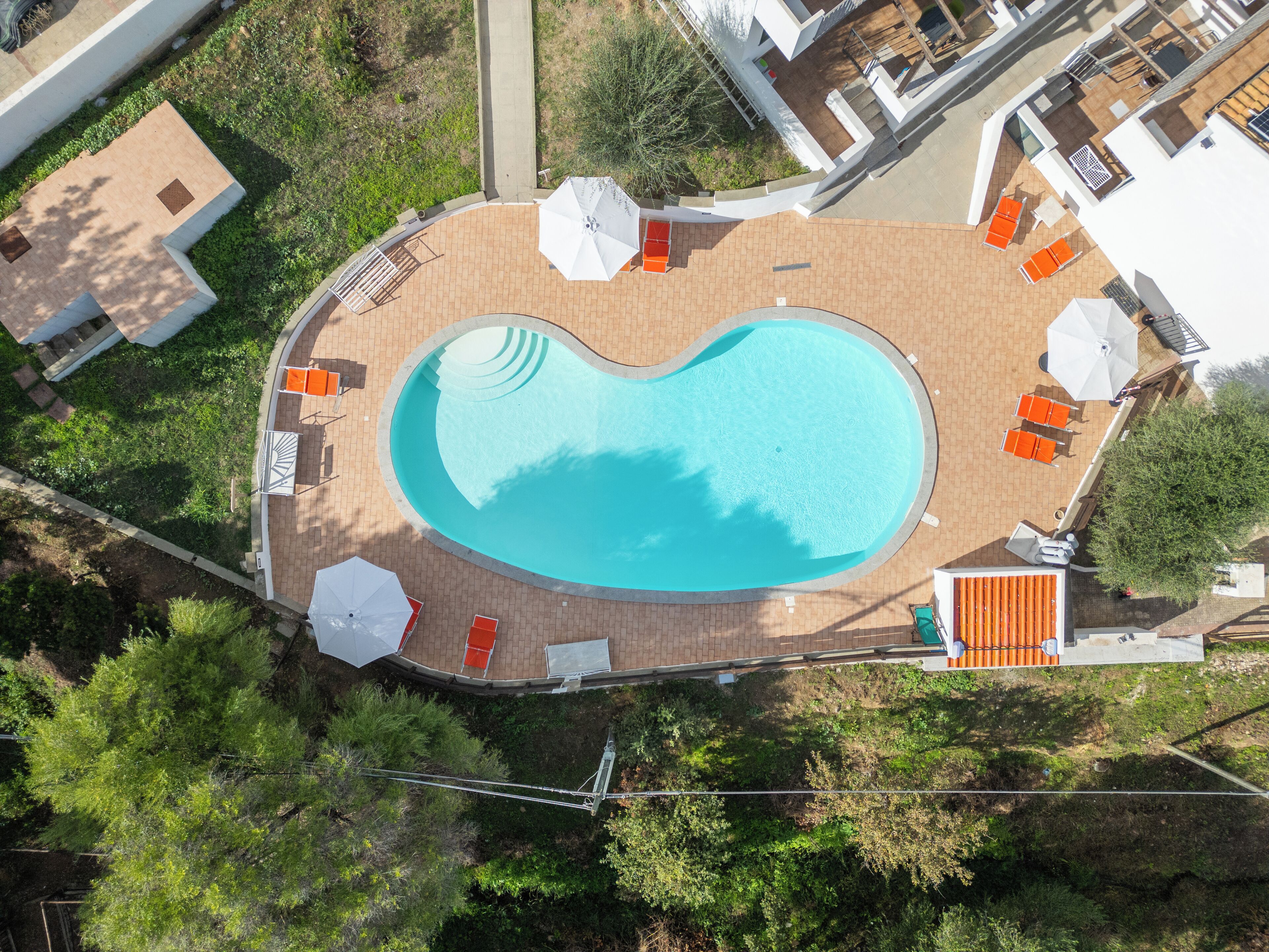 Außenpool, Sonnenschirme, Liegestühle