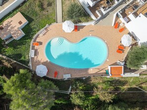 Außenpool, Sonnenschirme, Liegestühle