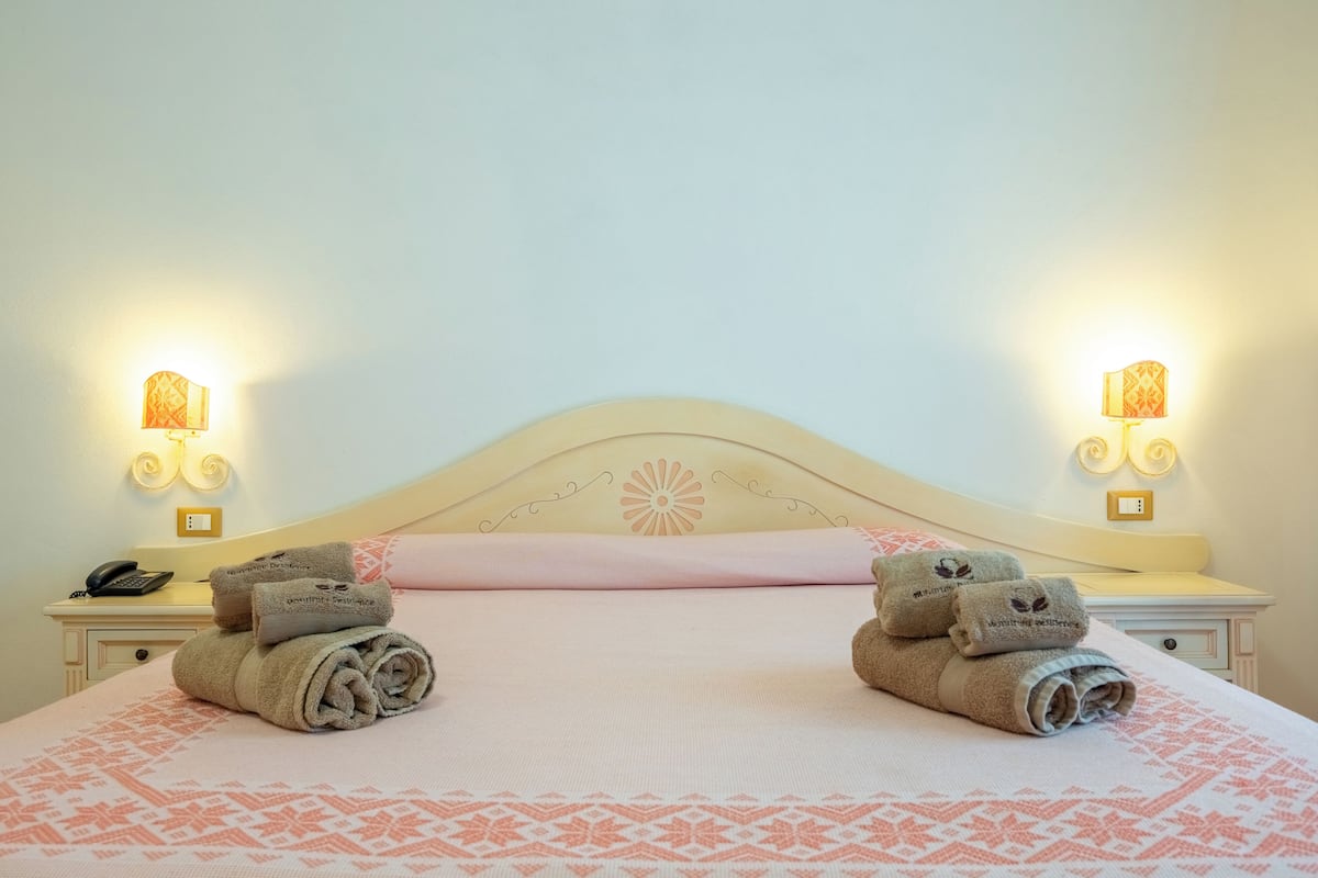 Hochwertige Bettwaren, Zimmersafe, Schreibtisch, Verdunkelungsvorhänge