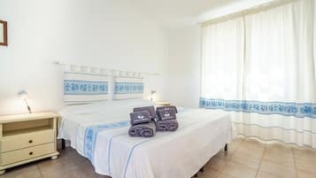 Ylelliset vuodevaatteet, tallelokero huoneessa, työpöytÀ, pimennysverhot