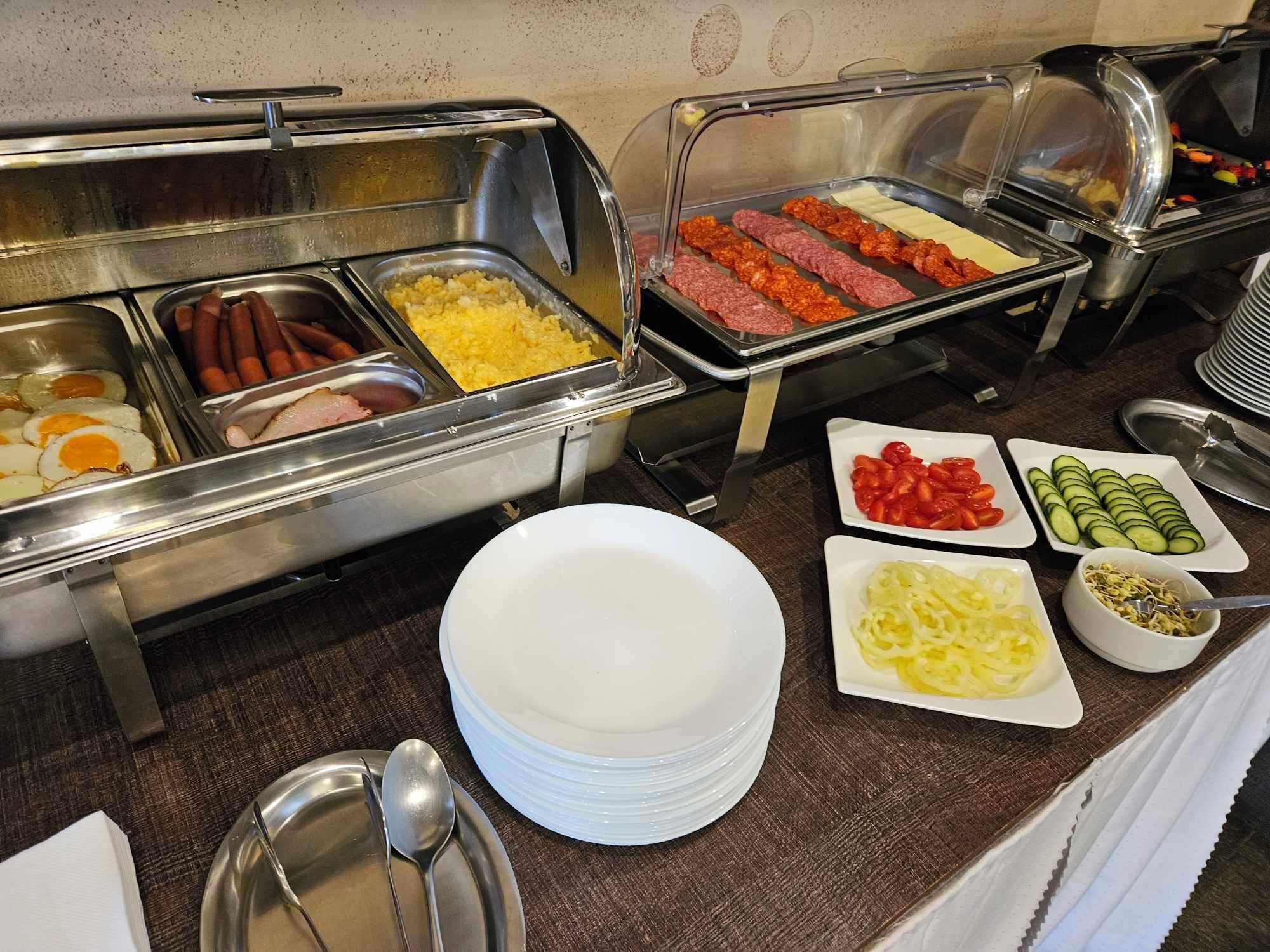 free daily full breakfast