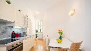 Kaffetrakter/tekoker, kjøleskap, mikrobølgeovn og ovn