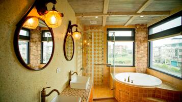 Signature Loft, 1 Bedroom, Balcony, Lake View | Deep soaking bathtub