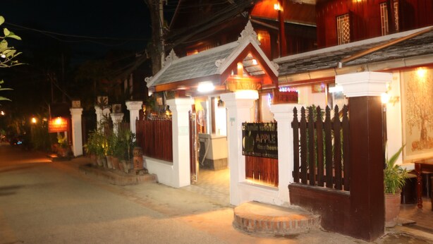 Front of property – evening/night - Apple 2 Guesthouse (Luang Prabang)