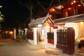 Front of property – evening/night - Apple 2 Guesthouse (Luang Prabang)