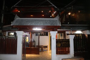 Front of property – evening/night - Apple 2 Guesthouse (Luang Prabang)