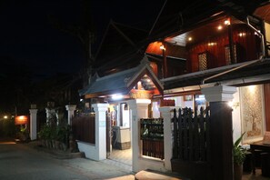 Front of property – evening/night - Apple 2 Guesthouse (Luang Prabang)