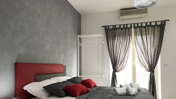 Escritorio, cortinas opacas, wifi gratis y ropa de cama
