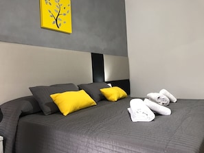 Standardzimmer, eigenes Bad | Schreibtisch, Verdunkelungsvorhänge, kostenloses WLAN, Bettwäsche