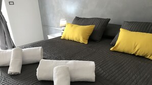 Habitación estándar, baño privado | Escritorio, cortinas opacas, wifi gratis y ropa de cama