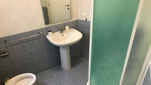 Ducha, artículos de higiene personal gratuitos y secador de pelo