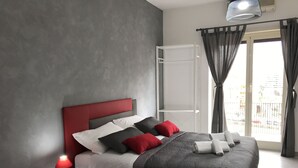 Escritorio, cortinas opacas, wifi gratis y ropa de cama