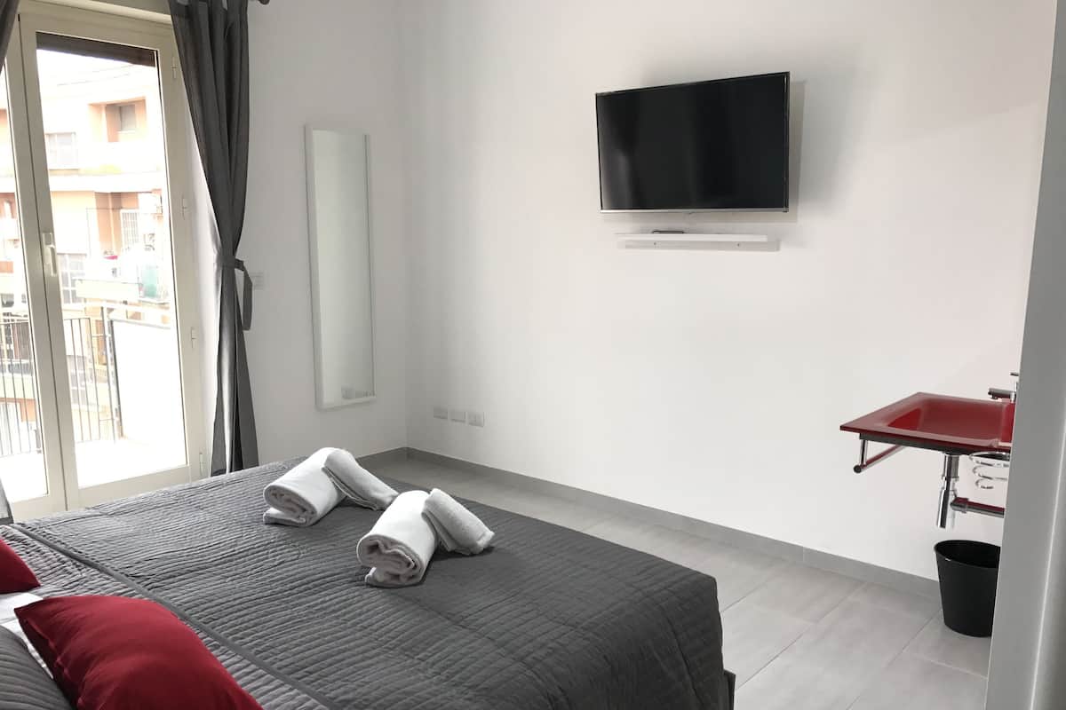 Una scrivania, tende oscuranti, Wi-Fi gratuito, lenzuola