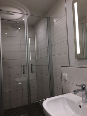 Departamento, 2 habitaciones (2) | Baño | Regadera, secadora de cabello, batas, toallas 