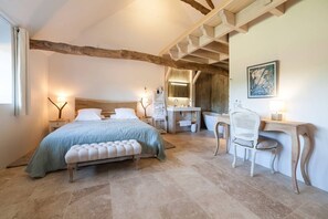 A bedroom with a bed, bedside tables, a desk, and a chair. - Le Petit Paradis (Grolejac)