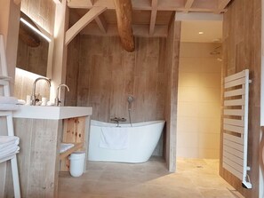 Separate bathtub and shower, deep-soaking bathtub