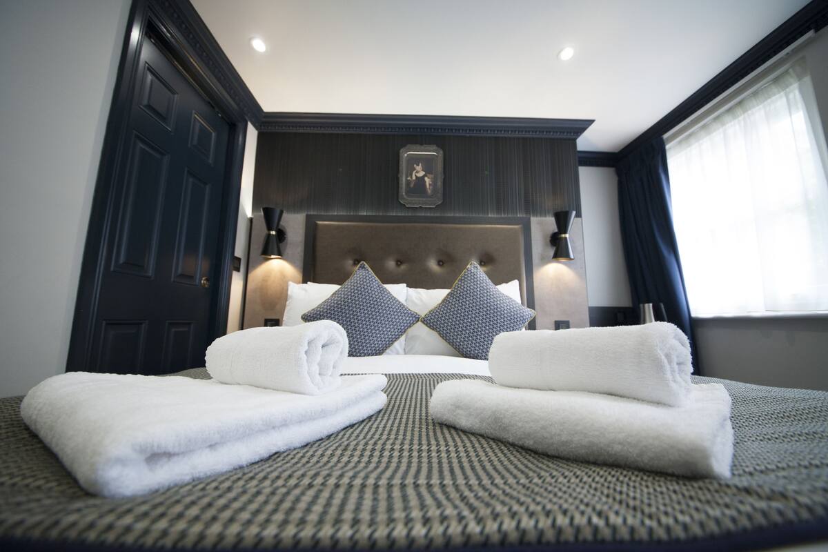 Egyptian cotton sheets, premium bedding, pillow-top beds, in-room safe
